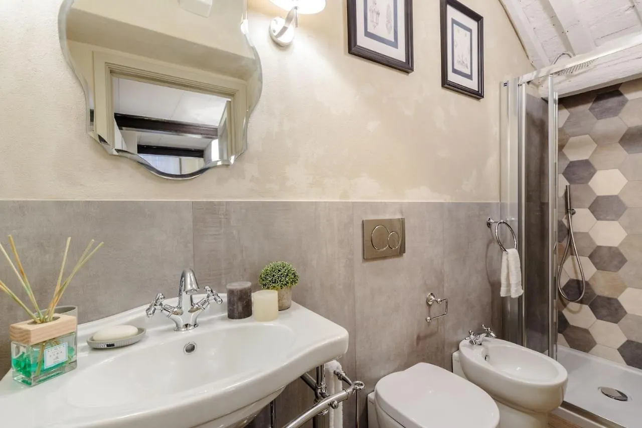 Paolo Guinigi, Elegant Apartment Suite, Masterful Interior Inside The Walls Of 루카