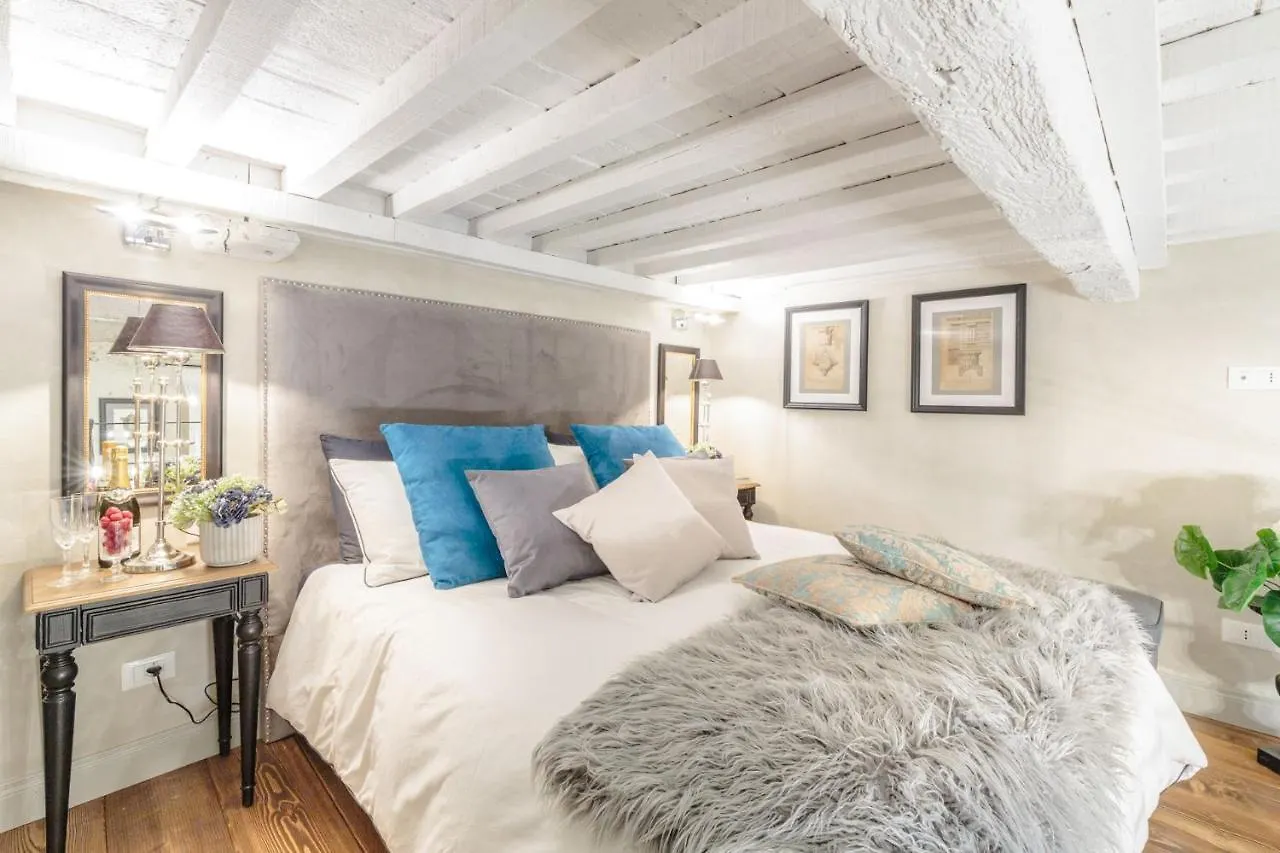Paolo Guinigi, Elegant Apartment Suite, Masterful Interior Inside The Walls Of Lucca Italy