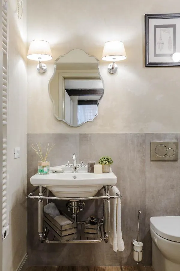 Paolo Guinigi, Elegant Apartment Suite, Masterful Interior Inside The Walls Of Lucca 0*,